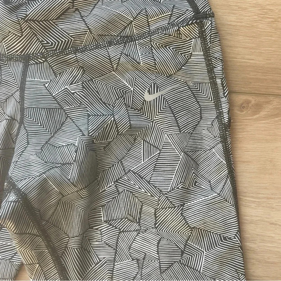 Nike Stay Warm Size Small Capri Running Leggings Back Pocket Activewear Dri-Fit - Picture 6 of 7